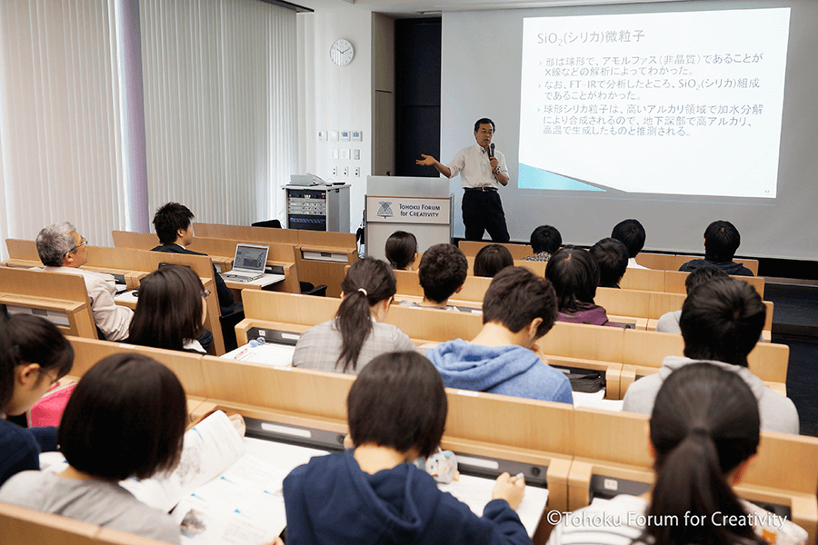 講演を聴く高校生の画像