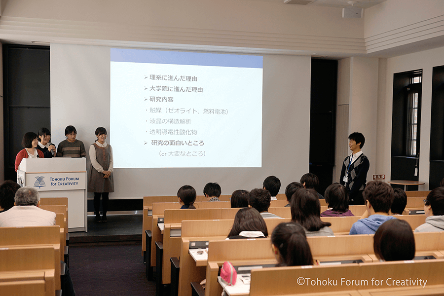 耳を傾ける高校生の画像